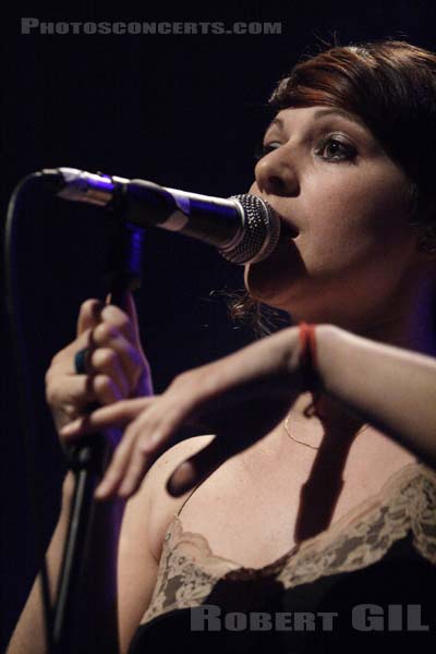 NOUVELLE VAGUE - 2006-06-14 - PARIS - Le Bataclan - Melanie Pain